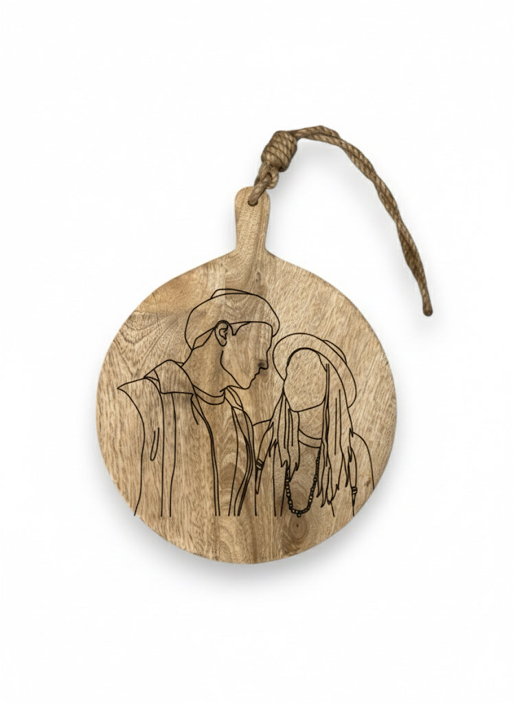 Mangohouten borrelplank klein – gepersonaliseerd cadeau met persoonlijke lijntekening