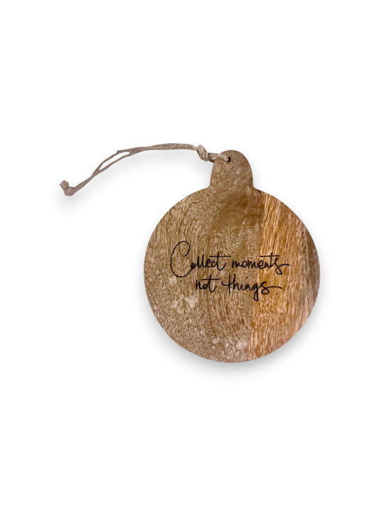 Dunne mangohouten ronde hanger – gegraveerd - gepersonaliseerd cadeau en houten decoratie
