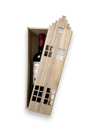 Vurenhouten wijnkist - grachtenpand – met wijnfles - gepersonaliseerd wijncadeau en gravering